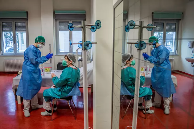 „Un sprijin moral care contează foarte mult”. Cadrele medicale de la spitalul din Caracal internate cu COVID-19 îşi ajută colegii să-i trateze pe pacienții infectați cu virusul