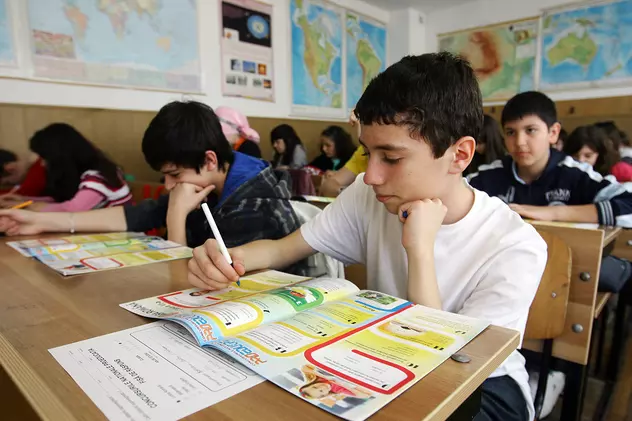 În jur de 250.000 de elevi din România nu au acces la internet şi la tehnologie, pentru a face şcoala online