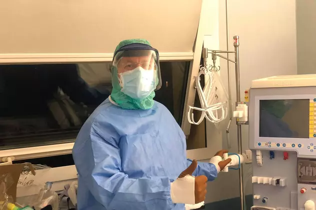 Asistent medical român în Milano, care a îngrijit pacienți cu coronavirus. Laurențiu Codescu, în echipament de protecție