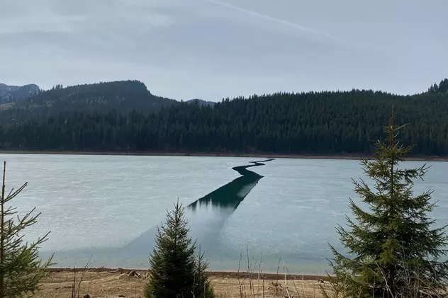 Imagini spectaculoase cu Lacul Bolboci, din Munții Bucegi: “O fi trecut Moise pe aici?”