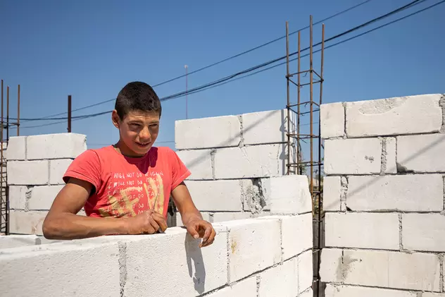 Crește casa lui Georgică. Băiatul de 16 ani din Dâmbovița care vindea bălegar pentru a-și ridica un cămin a petrecut prima noapte sub propriul acoperiș. Mai are nevoie de ajutor ca s-o termine
