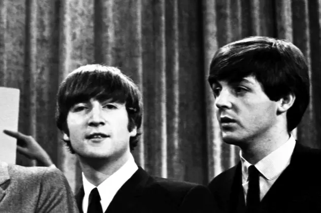 John Lennon (stânga) şi Paul McCartney, la jumătatea anilor '60. Foto: Hepta