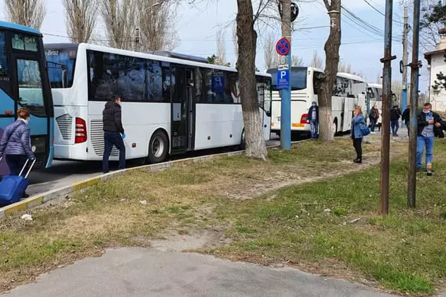 Persoanele carantinate în Mamaia au plecat acasă cu autocare ale Ministerului de Interne