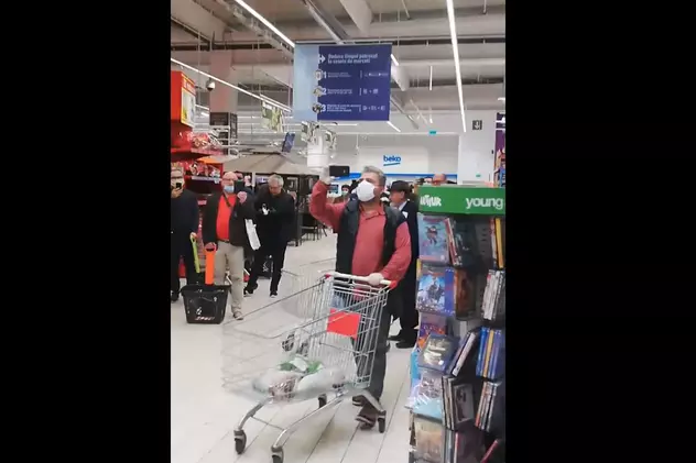 Imagini virale într-un magazin din Piatra Neamț. Clienții au cântat ”Hristos a înviat” în timp ce stăteau la coadă