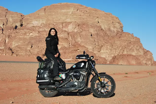 Povestea româncei plecate în lume cu motocicleta, pe care pandemia a "închis-o" în Arabia Saudită