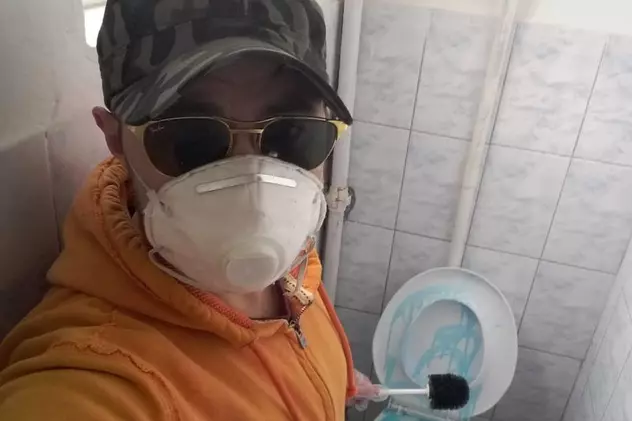 Povestea voluntarului care a curățat de unul singur toaletele murdare din internatul în care a fost băgat în carantină: “Am vrut să dau un exemplu”