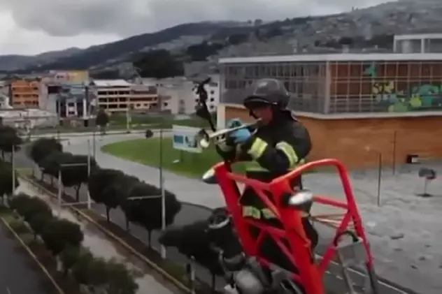 VIDEO | Un pompier din Ecuador cântă la trompetă pentru oamenii aflaţi în izolare