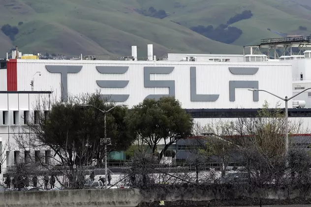 Gigantul Tesla a decis să taie salariile angajaților. Când speră compania să reia producția de mașini electrice la nivel normal