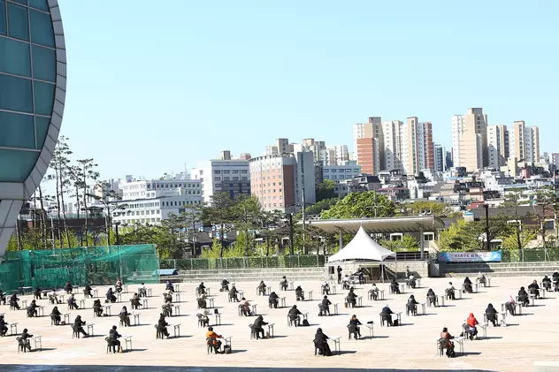 Examen într-o parcare. Cum au ținut distanța socială studenții sud-coreeni în timpul licenței
