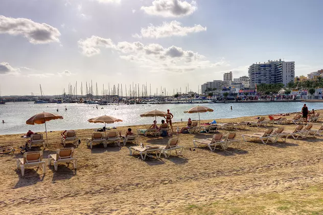 Plajele din Ibiza nu vor mai fi pline de oameni în această vară Foto: Hepta