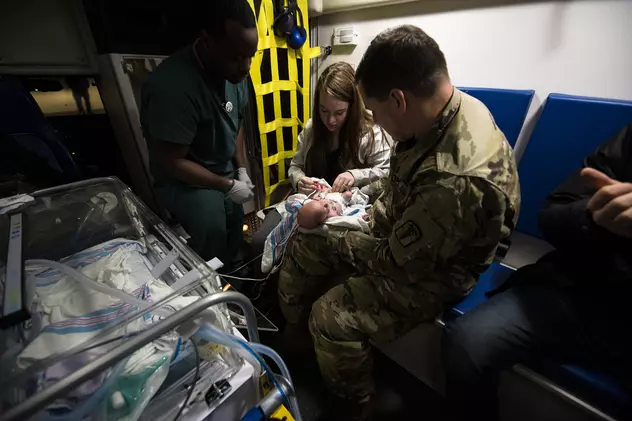 Cheyenne Evan și partenerul ei, Cody McFall, pregătind un bebeluș pentru zbor. FOTO: HEPTA