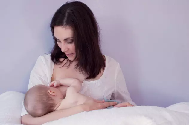 OMS recomandă ca mamele cu COVID-19 să poată alăpta. Nu și în România