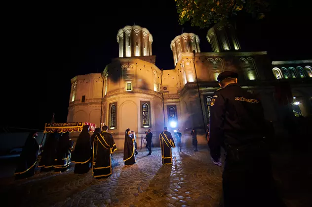 Imagini cu ceremonia din Vinerea Mare de la Patriarhie. Credincioșii au urmărit online