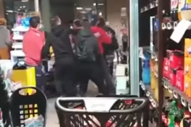 VIDEO / Bătaie într-un supermarket din Napoli, din cauza măsurilor impuse de autorități