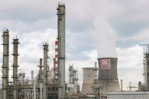 Rafinăria Lukoil le-a „livrat” ploieștenilor de 14 ori mai mult hidrogen sulfurat decât limita legală