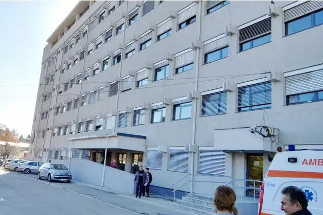 Anchetă la Spitalul Județean din Vâlcea după ce un asistent medical a căzut pe scări și s-a rănit grav