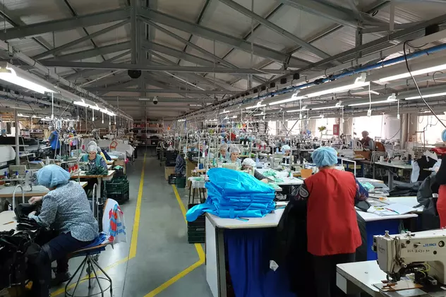 Fabrica de steaguri din Sibiu s-a reprofilat și produce echipamente de protecție. “Facem măști textile, care se pot spăla”