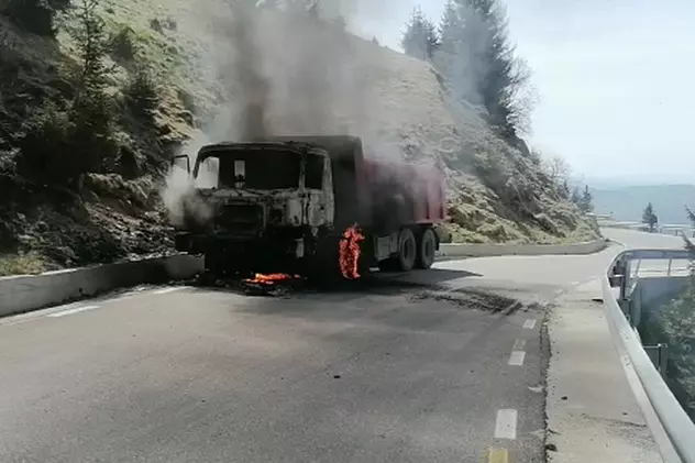 Un camion s-a făcut scrum în drumul spre cabana Peștera. Au intervenit pompierii și jandarmiii montani