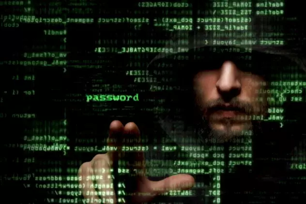 Avertisment de la Bitdefender: Hackerii se folosesc de numele a șase bănci din România cu scopul de a-i lăsa pe oameni fără bani în conturi. Hackeri pe fundal cu scris verde ca în Matrix