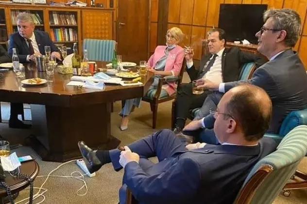 Imagine din biroul premierului, în stare de alertă: Ludovic Orban și miniștrii economiei, de externe și al transporturilor beau alcool și fumează