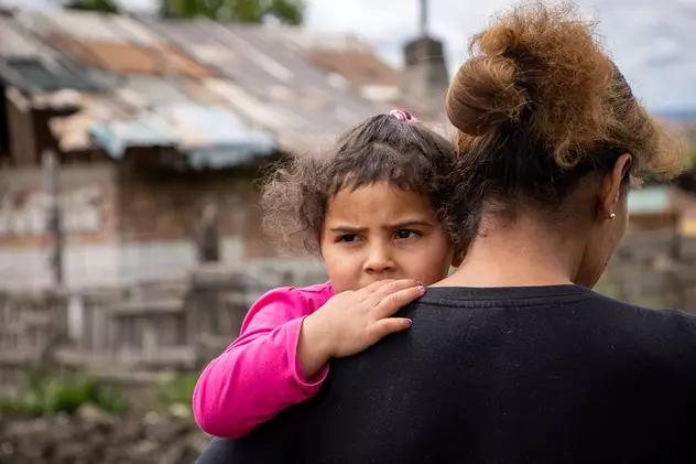Anais nu se despate nici o clipă de bunica ei Citeşte întreaga ştire: Monica Şamu trăieşte de-o viaţă în favela Sibiului şi speră ca măcar nepoata ei să aibă parte de “condiţii mai bune” | Promisiunea uitată a preşedintelui