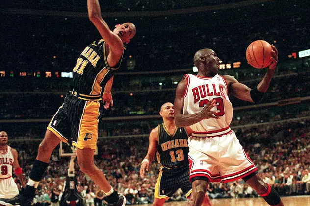 Michael Jordan (în alb), în timpul unui meci Chicago Bulls - Indiana Pacers, disputat în 1998. FOTO: HEPTA