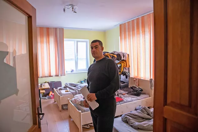 Raafat invită Libertatea în camera sa, pe care o împarte cu alți cinci egipteni. În total, 38 de muncitori locuiesc în vila de la marginea orașului, iar alți șapte sunt cazați într-un apartament din Sibiu