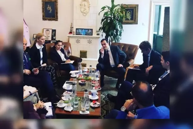 O nouă imagine cu Ludovic Orban circulă pe Facebook. Este a treia poză în care premierul a fost surprins cu țigara în mână într-o sală de ședințe. De data aceasta, la sediul PNL