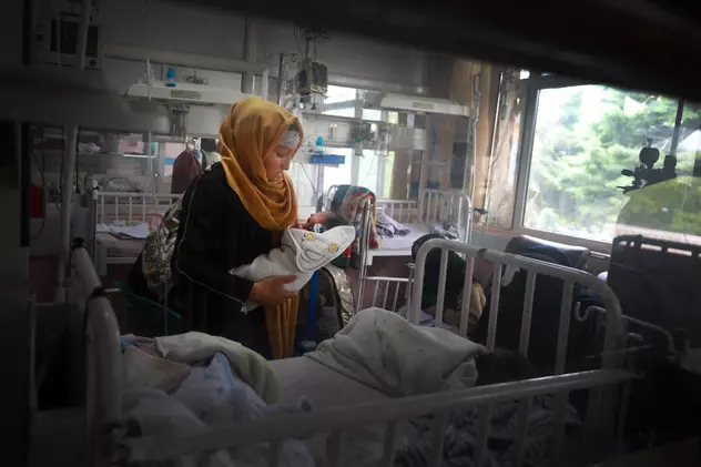O femeie alăptează bebelușii mamelor ucise într-un atac terorist care a vizat o maternitate din Kabul