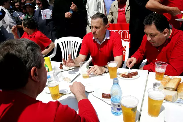Cum sărbătoreau politicienii ziua de 1 Mai. Petreceri electorale cu mici şi bere, mitinguri și partide de pescuit