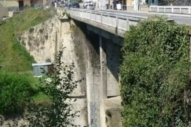 Un tânăr român a murit după ce a căzut de pe un pod din Napoli, de la o înălțime de 15 metri