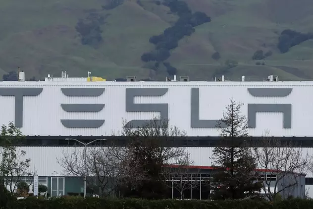 Compania Tesla, obligată să plătească 137 de milioane $ despăgubiri unui fost angajat, victimă a rasismului