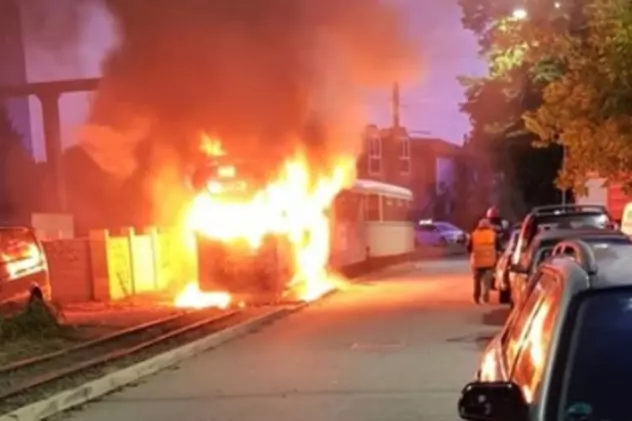 Un tramvai a luat foc în trafic, la Arad. Nu au fost persoane rănite