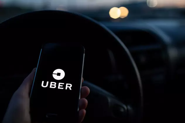 Top zece cele mai uitate obiecte uitate de români în mașinile Uber. Smartphone cu aplicația Uber, deschis într-o mașină