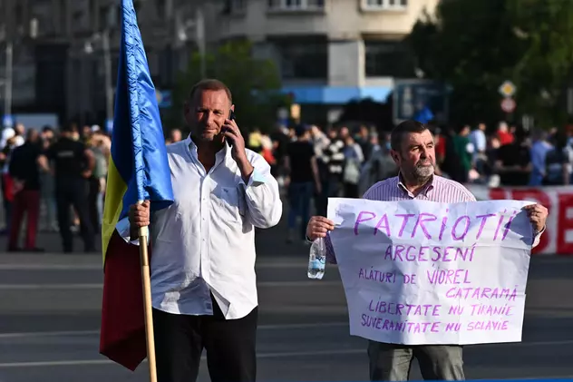 UPDATE | Viorel Cataramă a venit cu steagul în Piața Victoriei. A doua zi de proteste la Guvern, deși adunările publice sunt interzise