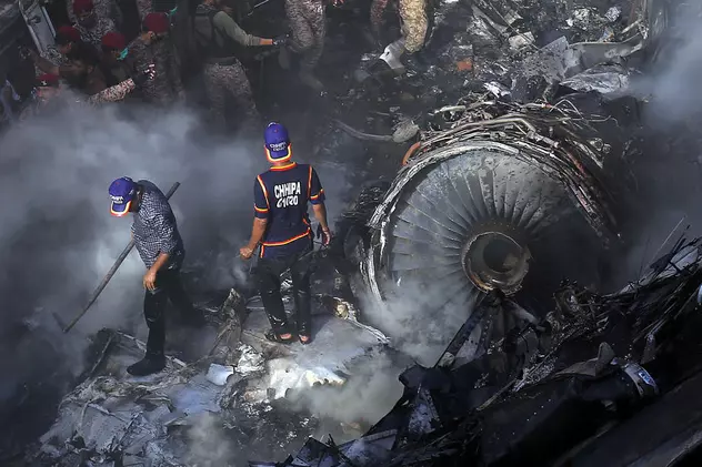VIDEO | Un avion cu peste 100 de persoane la bord s-a prăbușit în Pakistan. Imagini de la locul tragediei