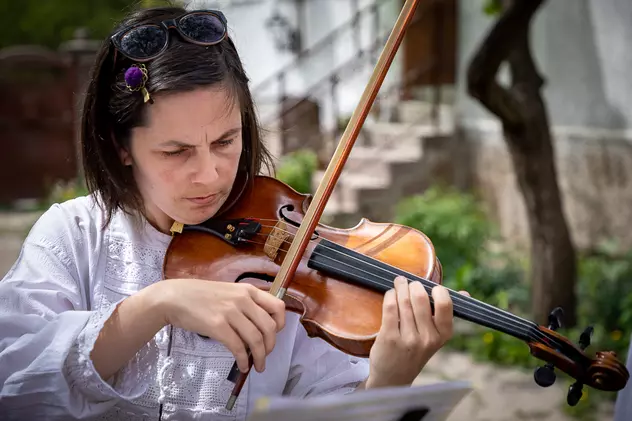 Lovită de o boală rară, o violonistă de 36 de ani din Covasna a uitat aproape totul, mai puțin muzica. “A uitat să plângă. Când o doare ceva, i se umplu ochii de lacrimi, dar râde”