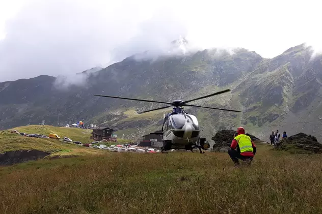 Misiune dificilă în munți. Un turist s-a rănit grav după ce a fost fugărit de un urs. Victima a fost preluată cu elicopterul