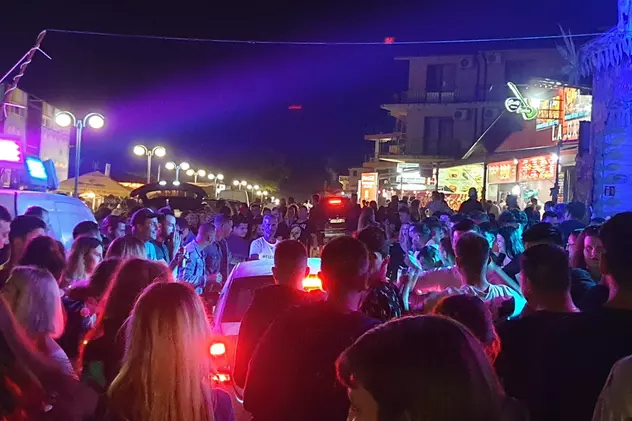 VIDEO | Noi imagini cu aglomerația de nedescris și  petrecerile de la mare. Cum a arătat Vama Veche sâmbătă seară
