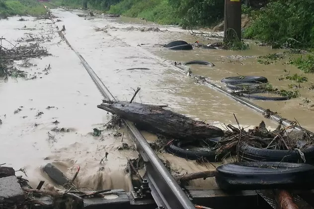 Trei trenuri de călători au fost blocate, după ce s-a inundat calea ferată