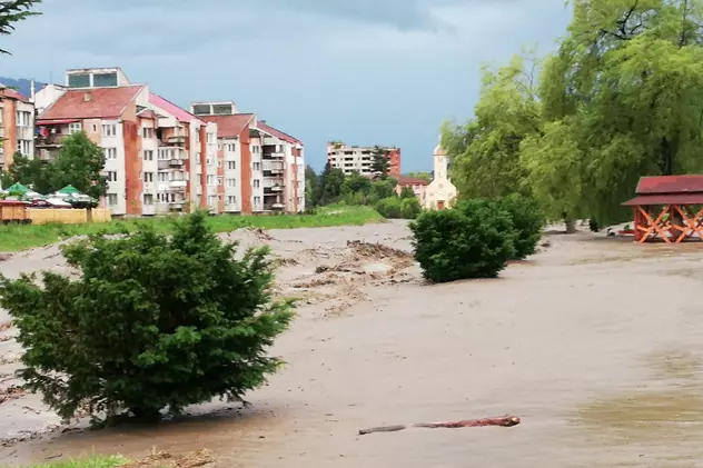 VIDEO | Cod roşu de inundaţii în Valea Jiului. Sute de oameni, evacuați din calea apelor. Imagini din elicopter cu zona afectată
