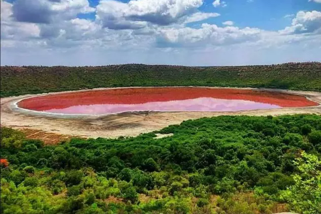 Lacul vechi de 50.000 de ani care și-a schimbat inexplicabil culoarea și a devenit roz