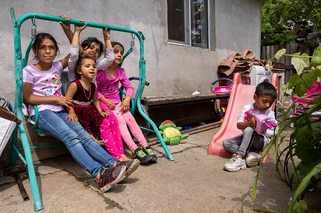 Cei opt copii care au locuit într-o cazarmă părăsită au primit, de 1 iunie, o casă cu apă la robinet și trandafiri în curte: “Nu mai trebuie să-mi fac griji că n-am cu ce să-i îmbrac la școală”