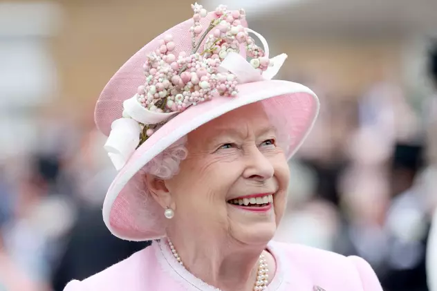 VIDEO Prima apariţie a reginei Elisabeta a II-a după trei luni de izolare. Suverana de 94 de ani a călărit prin curtea Castelului Windsor