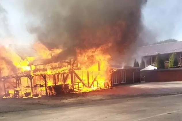 VIDEO | Incendiu de proporții în Timiș. Un restaurant a fost mistuit de flăcări. Circulația, blocată din cauza fumului dens