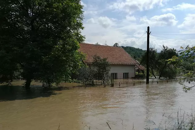 Zeci de case și o biserică au fost inundate în Alba