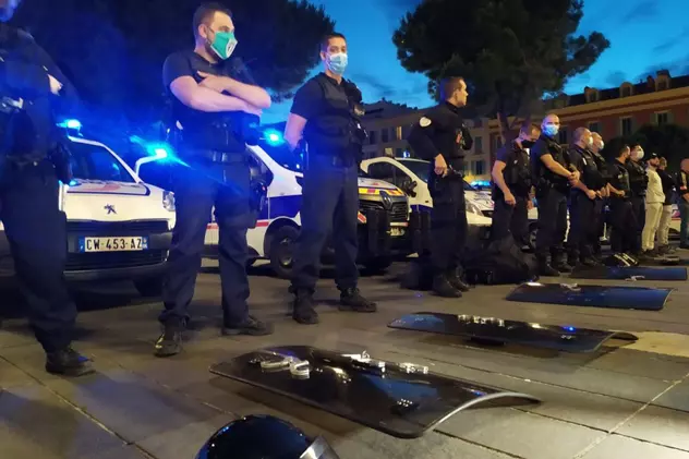 De ce și-au aruncat polițiștii francezi cătușele pe jos. Proteste în toată Franța: “Fără poliție, fără pace”