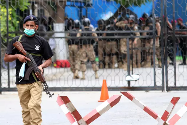 VIDEO | Atac armat la Bursa din Pakistan. Mai multe persoane au fost ucise