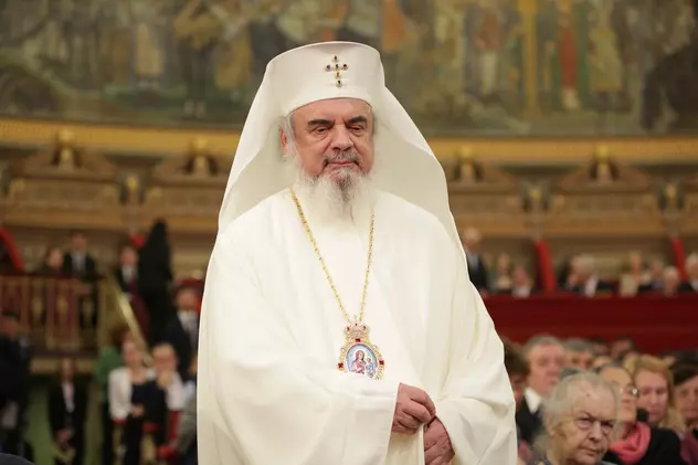Patriarhul Daniel le-a cerut credincioșilor să poarte masca pentru a birui virusul „foarte viclean”