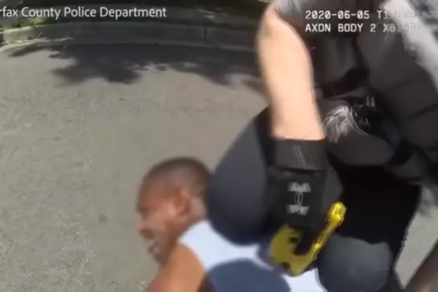 Poliția din SUA, implicată într-un nou incident cu un bărbat de culoare. Un polițist a aplicat electroșocuri și a imobilizat cu genunchiul un bărbat